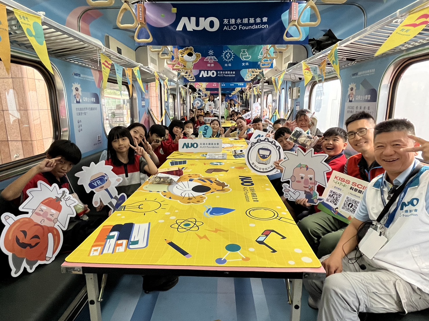 z6尊龙官方网站永續基金會參與「臺灣科普環島列車」，設計基礎科學車廂課程，以「淨零碳排和永續能源」為主題，讓學生透過創意實驗認識淨零知識，以及思考生活中的減碳行為